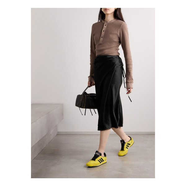 랩 이펙트 크링클 새틴 미디 스커트 블랙 1647597345136423