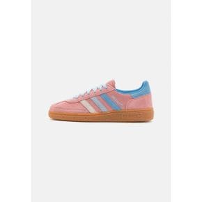 4723054 adidas HANDBALL SPEZIAL - Trainers semi pink spark/light blue/clear sky