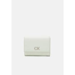4389003 Calvin Klein DAILY MEDIUM TRIFOLD - Wallet milky green