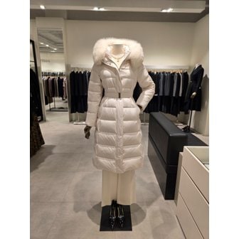 지고트 [파주점] 구스다운 슬림 폭스퍼 후드 롱 패딩  JRCA2PD573