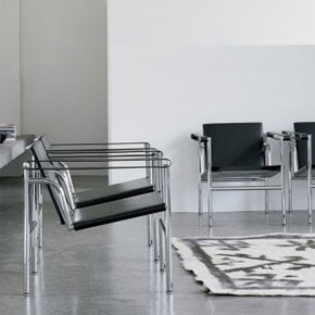 [Cassina 공식수입원] 1 Fauteuil Dossier Basculant Armchair (Black/Black or Chrome)