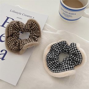 폴리 체크 퍼 헤어슈슈_P091952277