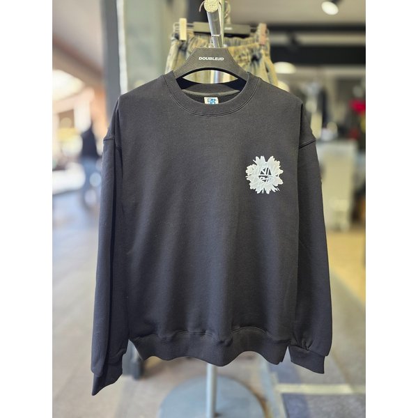 [시흥점] 블랙 달링데이지플라워 세미오버핏 맨투맨(남여공용)/JHZK22102BK