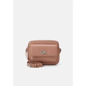 3784123 Calvin Klein RE-LOCK CAMERA BAG - Across body bag ash rose mono