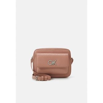 이스퀘어 3784123 Calvin Klein RE-LOCK CAMERA BAG - Across body bag ash rose mono