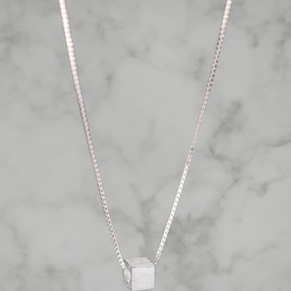 [옷자락] 여성 미니 큐브 매트 일상 심플 목걸이
