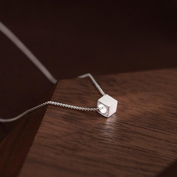 [옷자락] 여성 미니 큐브 매트 일상 심플 목걸이