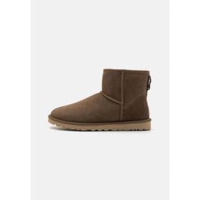 5268364 UGG CLASSIC MINI - Classic ankle boots hickory