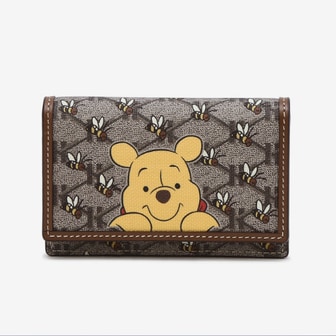 헤지스 [Disney X HAZZYS] 브라운 시그니처 패턴 곰돌이 푸 포켓 카드지갑 HIHO4E650K2