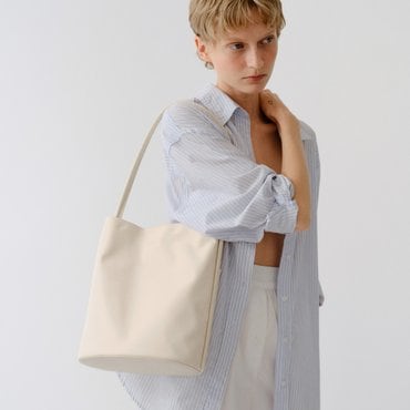 로서울 Medium Mug shoulder bag Nylon Ivory