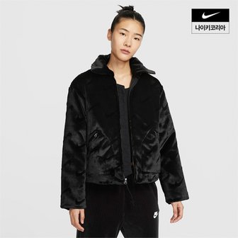 나이키 우먼스 나이키 스포츠웨어 에센셜 루즈 프린트 인조 퍼 재킷 NIKE FV8020-010