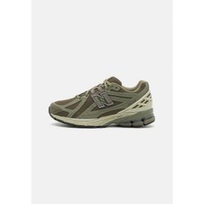 5107623 New Balance M1906 UNI - Trainers green