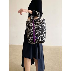 Silky leopard padding tote bag. Black