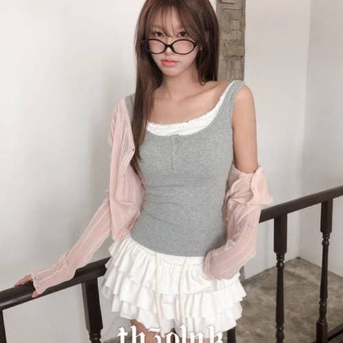 더핑크 / 유딜 슬림핏 레이어드 레이스 버튼 나시