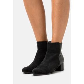 4719531 Caprice Classic ankle boots - black