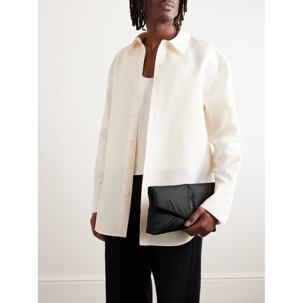 카산드르 로고 아플리케 패디드 쉘 파우치 1647597332145135