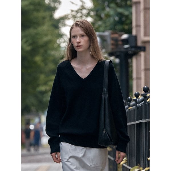 [단독] SIKN2156 울 블렌드 루즈 브이넥 니트_Black