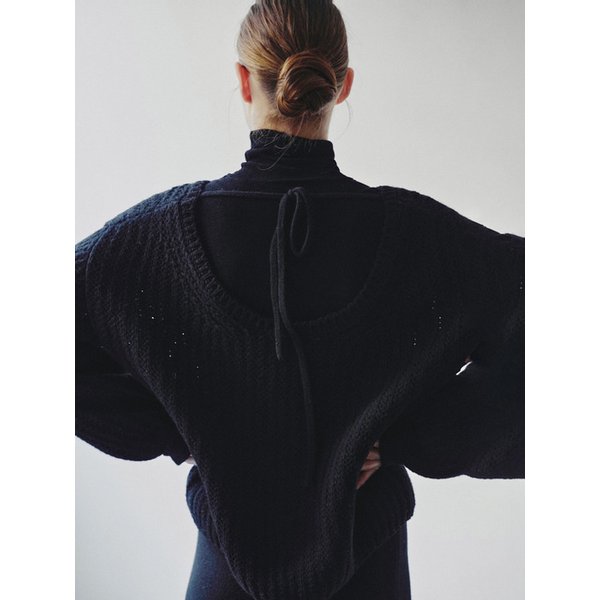 끌로드 메리노울 타이 백 스웨터 블랙