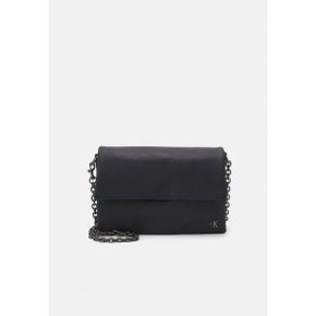 4759852 Calvin Klein MICRO MONO CHAIN FLAP - Across body bag black/shiny gunmetal 88199406