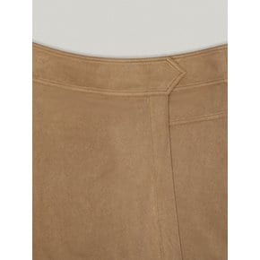 MUTE SUEDE UNBALANCE SKIRT (CAMEL)