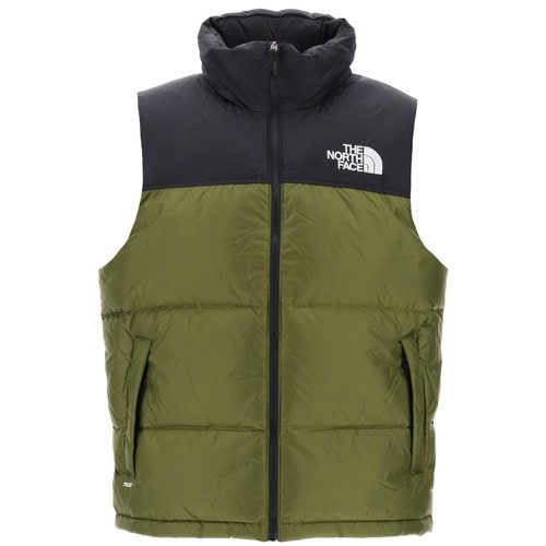 North Face 다운 베스트는 립스톱 나일론으로 제작되었으며 내구성이 뛰어난 발수 마감과 재활용 다운 패딩이 있습니다.레귤러 핏, 지퍼 클로저, 양각 카라 내부의 접이식 후드, 숨겨진 지퍼가 달린 사이드 포켓.앞면과 뒷면의 콘트라스트 요크에 로고 레터링이 자수되어 있습니다.지퍼 포켓과 드로스트링 밑단이 있는 나일론 안감.이 의류는 접어서 주머니에 넣을 수 있습니다.모델의 키는 187cm이고 L 사이즈를 착용했습니다.