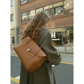 리프레임 Timeless shoulder flap bag series ople leather camel
