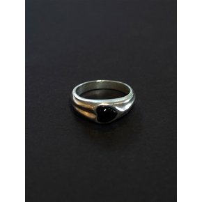 LEAF BLACK ONYX HEART RING
