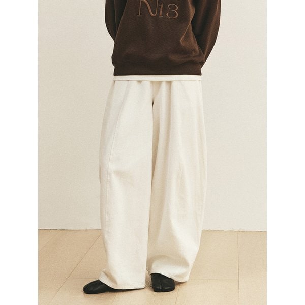 VOLUME CURVED LINE PANTS_WHITE