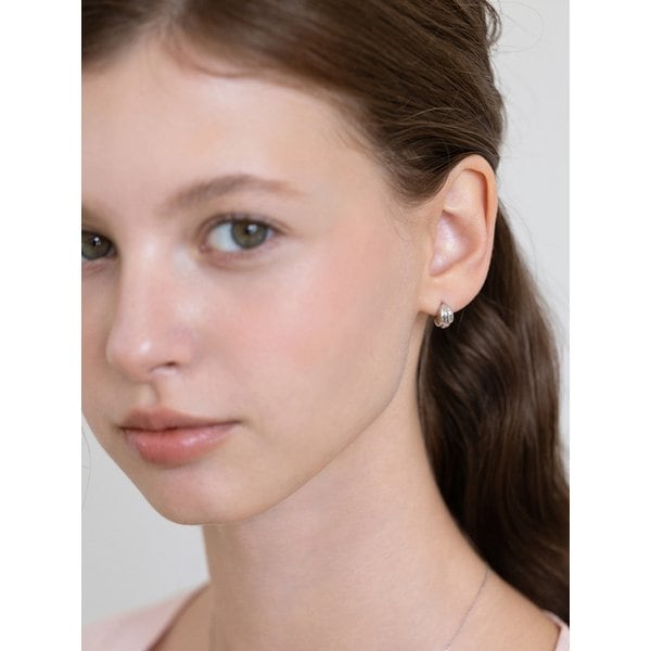 [단독] 볼드 커브 쉘 귀걸이 EC3250