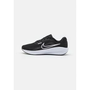 4261382 Nike DOWNSHIFTER 13 - Road running shoes black/white/dark smoke grey