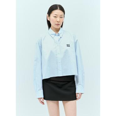 미우미우 24 FW 미우미우 여성 로고 자수 크롭 셔츠 miu0255010blu