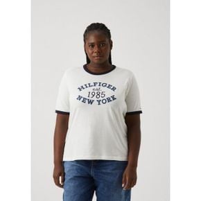 4763243 Tommy Hilfiger Curve VARSITY RINGER TEE - Print T-shirt ancient white