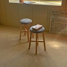 헬리콘 원목 원형 스툴 그레이 패브릭 의자 화장대 보조 의자