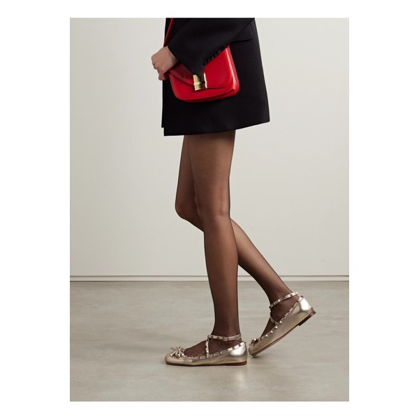 락스터드 메탈릭 가죽 발레리나 플랫 골드 1647597326362752