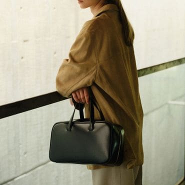 로서울 Large Tin square tote bag Glossy black