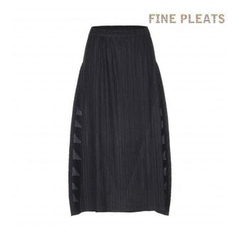  [FINE PLEATS] 피네 플리츠 트라이앵글 플레어 스커트 블랙