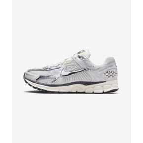 매장정품 나이키 NIKE 줌 보메로 5 M - 포튼 더스트 그리드아이언 세일 크롬 HJ3758-001 15140