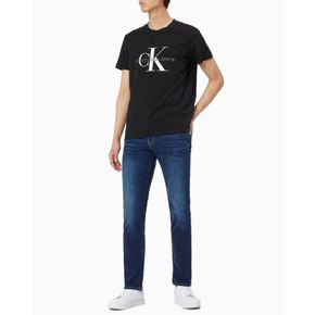 [캘빈클라인 진]남성 레귤러핏 모노그램 엠브로이더리 로고 반팔 티셔츠(J320770BEH)..