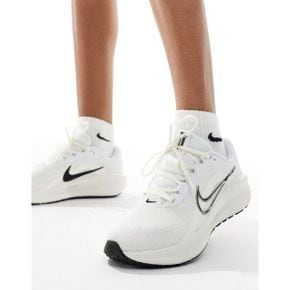 4884313 Nike Downshifter 13 sneakers in white and silver