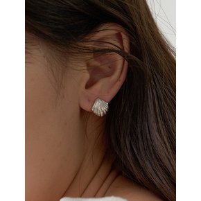 Mini clam earring