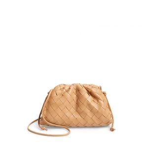 우먼 Bottega Veneta 스몰 더 파우치 만두백 레더 클러치백 Sandalwood Gold 9288467