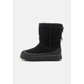 4429845 UGG CLASSIC SHORT WEATHER HYBRID - Winter boots black