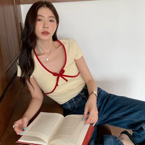 버터 크림 레드 리본 브이넥 반팔 티셔츠