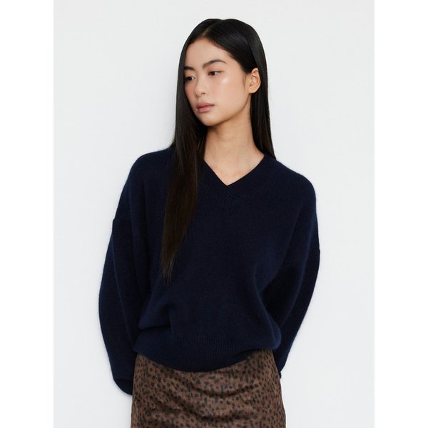 Premium Raccoon V-Neck Knit_Navy