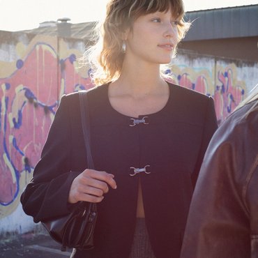 레이브 Buckle Pointed Jacket in Black VW4AJ050-10
