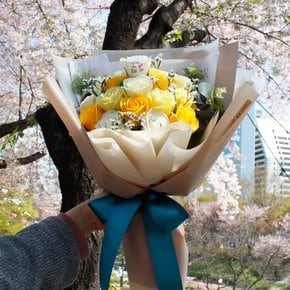 봄기운 가득한 노란 장미꽃 20송이 꽃다발 비누꽃다발  축하 선물