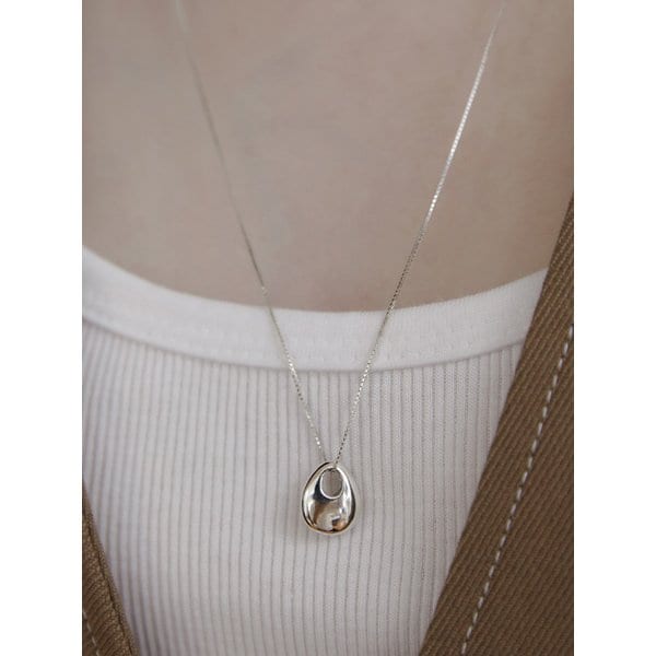 [단독](실버925) 글림 페블 롱 목걸이 NZ2430