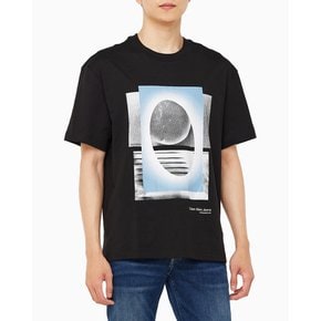 남성 메타 포토프린트 반팔 티셔츠(J325199)