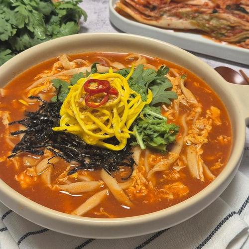 [슈퍼맘푸드]  공주 얼큰이 칼국수 세트 ( 생면 10개 + 소스 10개 ) / 칼칼한 맛 생면 개별포장(1)