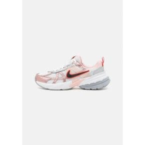 4632782 Nike V2K RUN 2 - Trainers summit white/black/legend pink/wolf grey/dragon red/pure